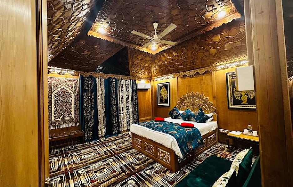 The Jewel In Crown Houseboats