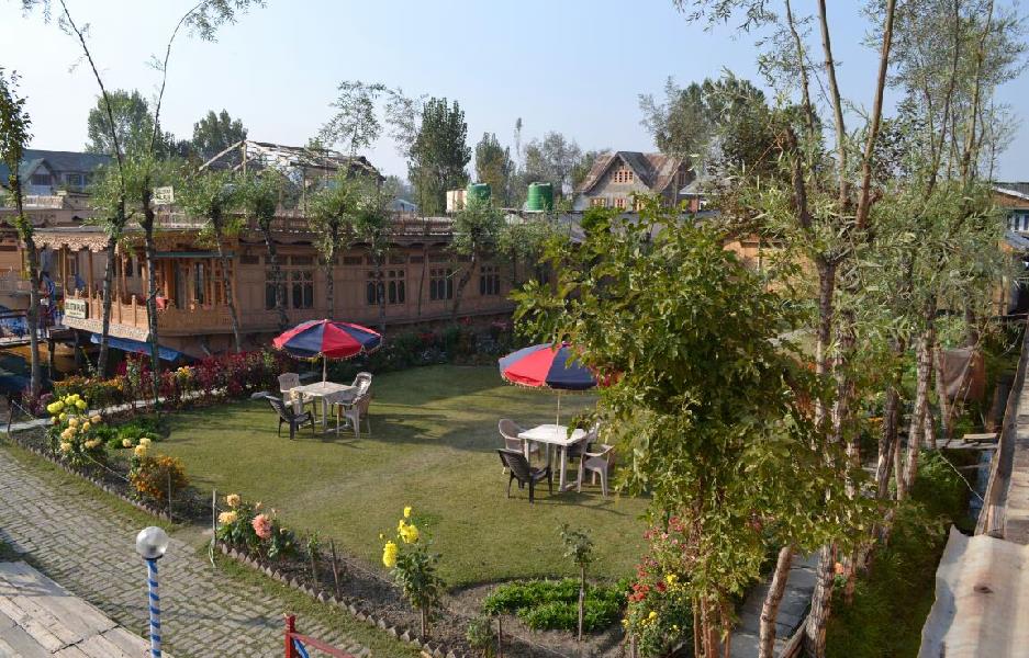 Bostan Gulistan Houseboat
