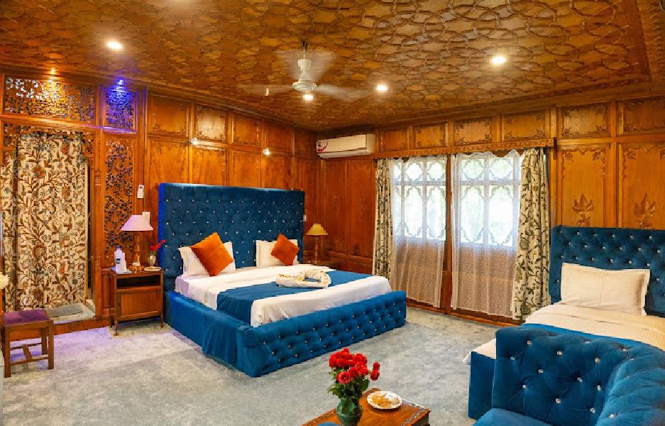wangnoo heritage houseboat