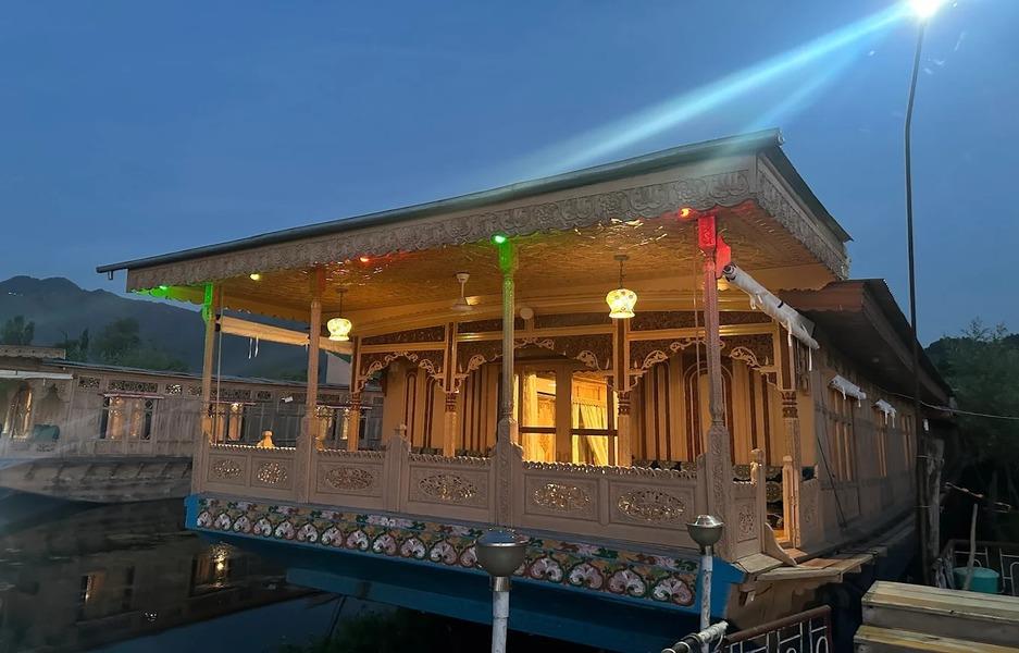 Royal Star Houseboat