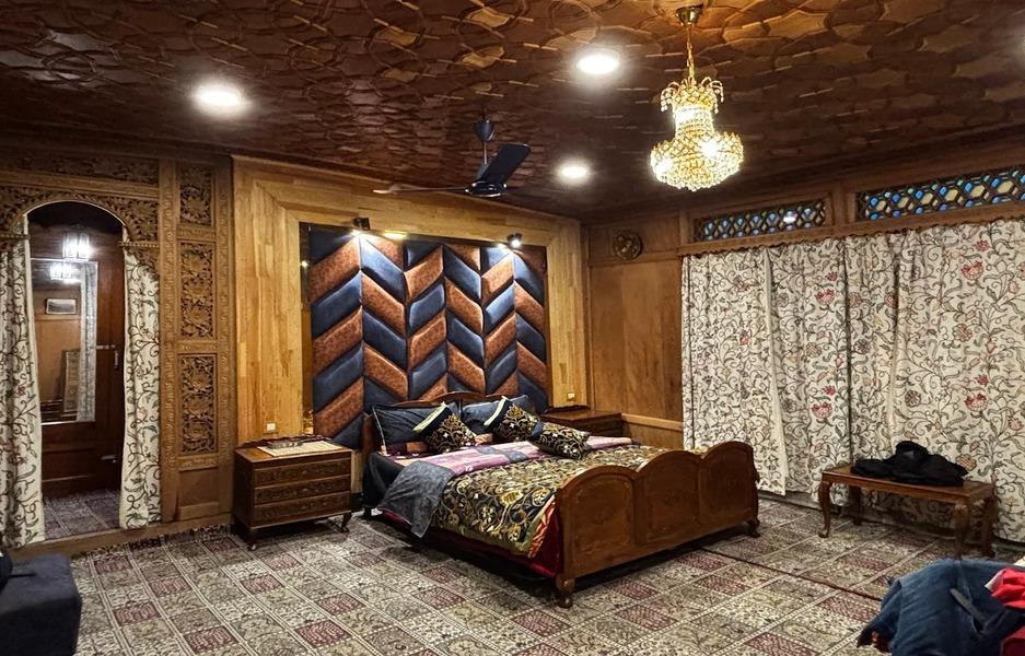 Royal Star Houseboat